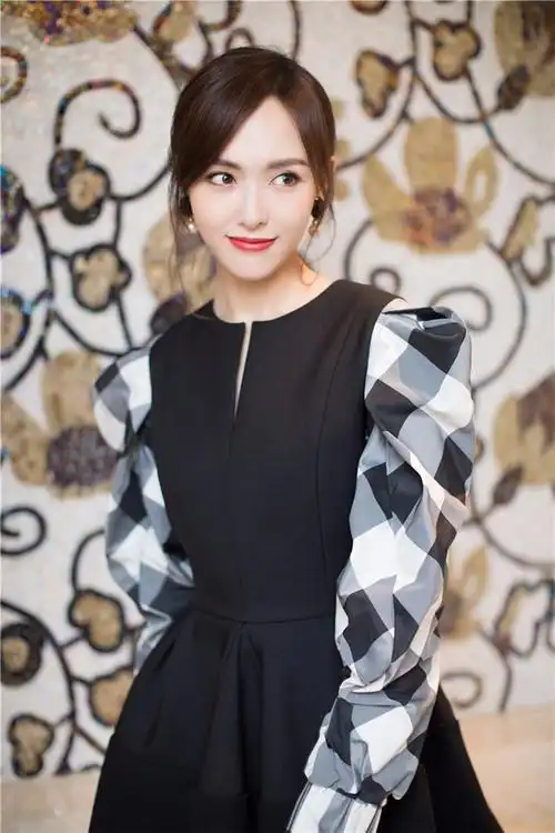 微卷披肩长发束在耳后,额前刘海完美修饰脸型,唐嫣的新发型