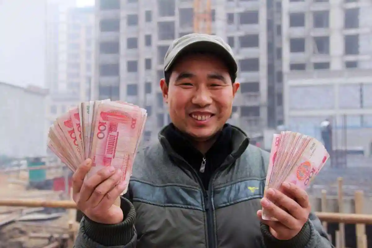 为何农民工一天三四百还是穷,而公务员一个月三千多