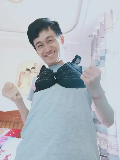 戴胸罩为何笑的这么灿烂呢你们见过吗一个男人戴胸罩