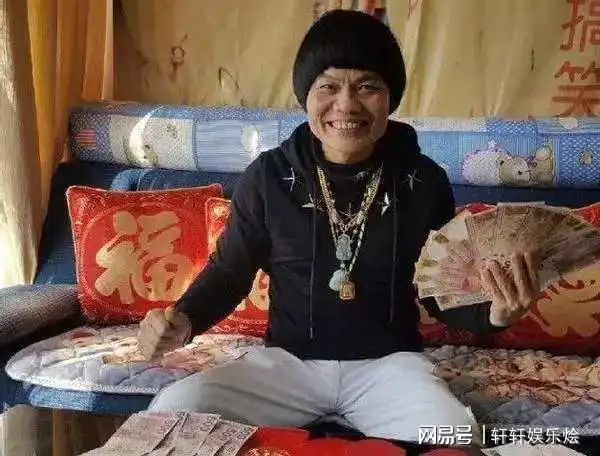 走进八两金的豪宅金属饰品摆一地满满的暴发户即视感