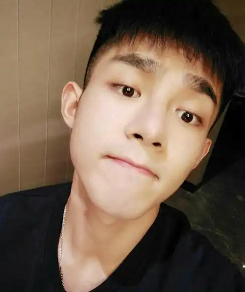 20岁帅哥两边剃光的发型