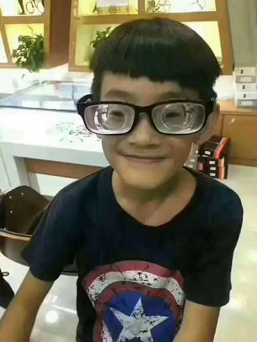 近视眼镜长期佩戴,为何会导致眼球变形突出