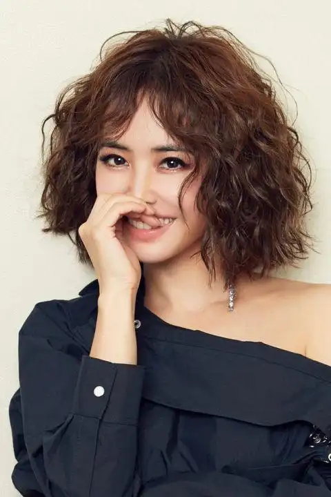 戚薇只是换了一款卷发看起来年轻了10岁气质都变了