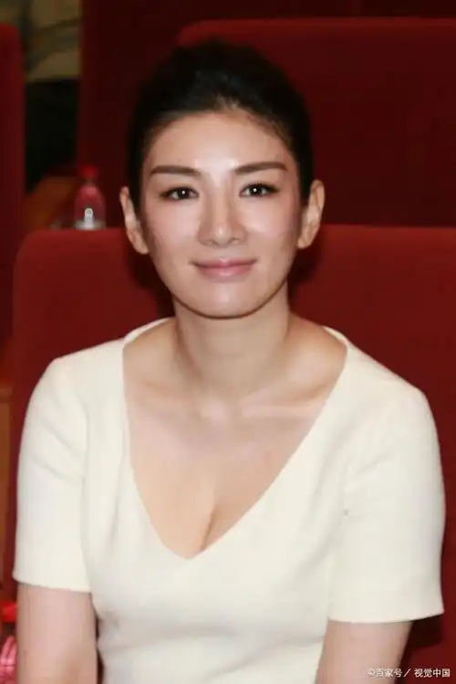 黄奕终于出狠招,穿红色"箭头"裙罩层裸色纱,身材性感一点不像43