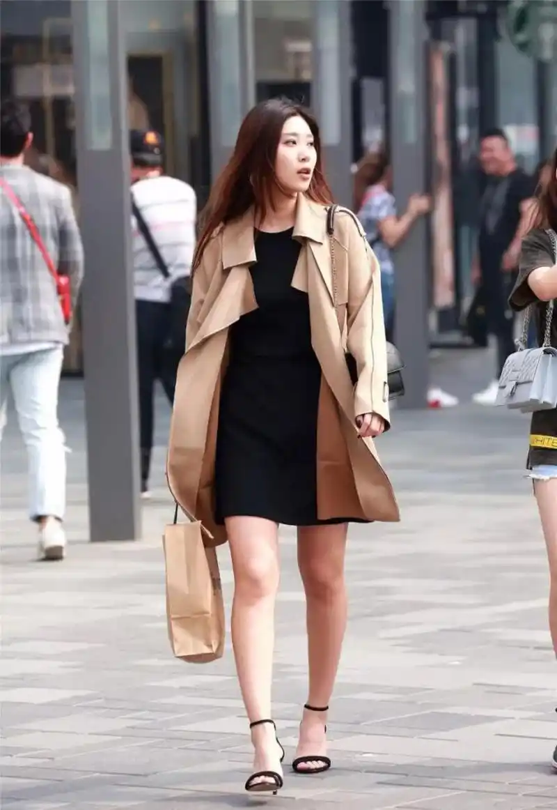 街拍:穿咖色风衣的漂亮性感美少妇,长发飘飘,很有妩媚女人味!