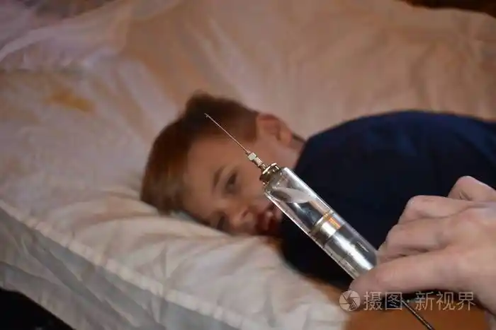 那男孩投了一枪可怕的大注射器吓人的医生儿童强制接种疫苗不接种疫苗