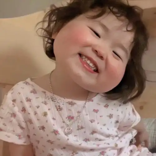 请问这个最近很火表情包小女孩是谁呀?