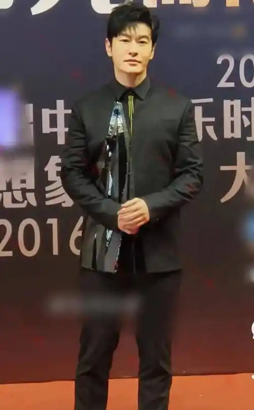 不可否认的是,随着黄晓明年龄的增长,她带给我们的不仅仅是视觉上的