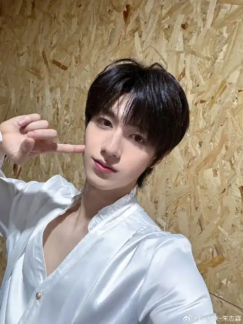 朱志鑫戳脸自拍#戳脸什么的也太可爱了吧～#朱志鑫v领白衬衫