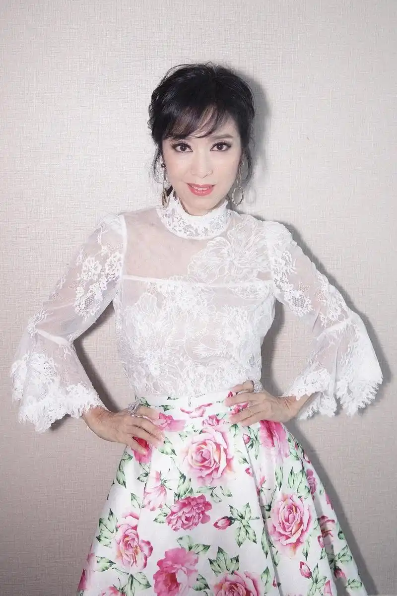 原创64岁米雪终于换发型蕾丝衫配碎花裙清新优雅扎马尾更年轻