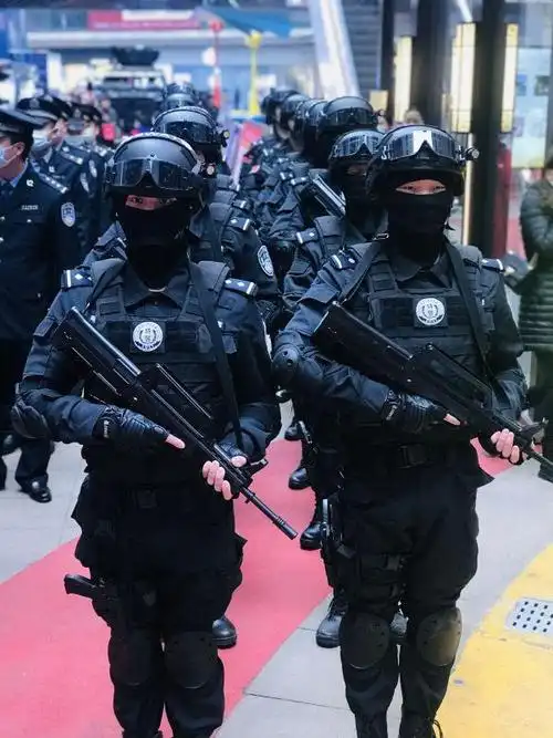 株洲市公安局举行庆祝首个人民警察节暨110集中现场宣传活动