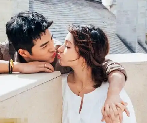 麦迪娜产后公布婚纱照,姜潮深情望着麦迪娜,两人甜蜜亲吻很浪漫