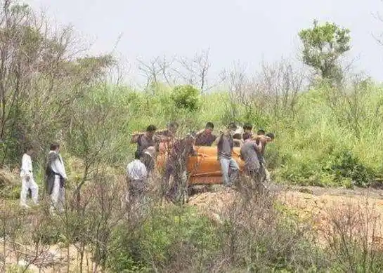 成奎安墓地现状, 棺木价值百万墓地, 任达华送最后一程