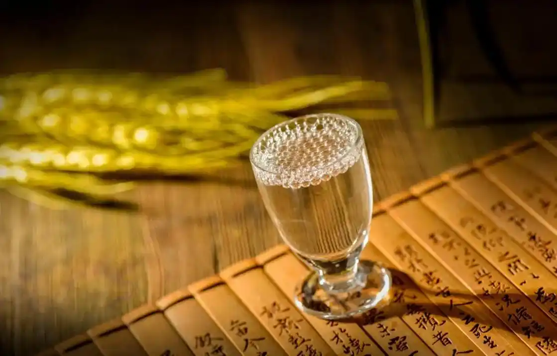 每天晚上饮用二三两白酒,是否对身体健康有益?医生揭示真相