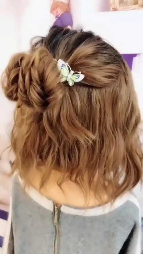 短发女生的卷发这样扎,洋气有个性,有点可爱