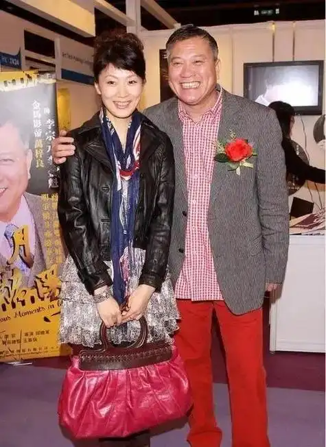 结婚之后,万梓良与郭明黎共同享受起了温馨和谐的二人世界.