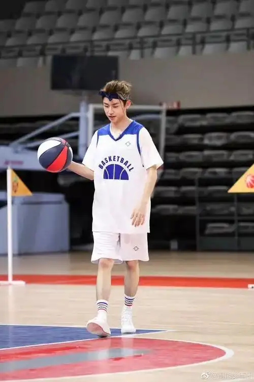 帮朱正廷挡肚脐小鬼王琳凯终于露肉啦小细腿上的毛也太抢镜了吧