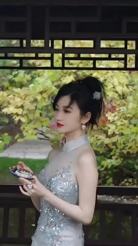 景甜身穿旗袍,展现出的气质宛如仙境