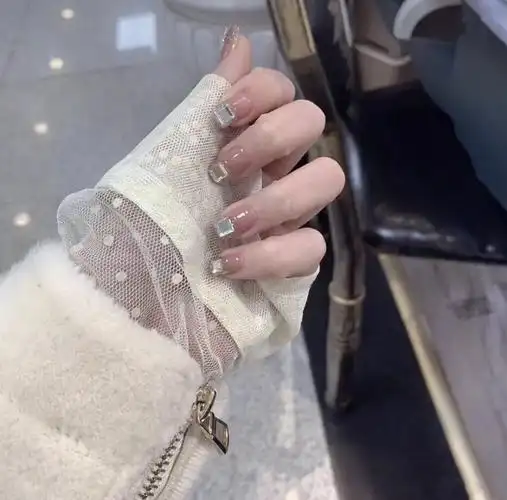 早春流行的网红钻石美甲闪亮又时髦的指尖超有气质