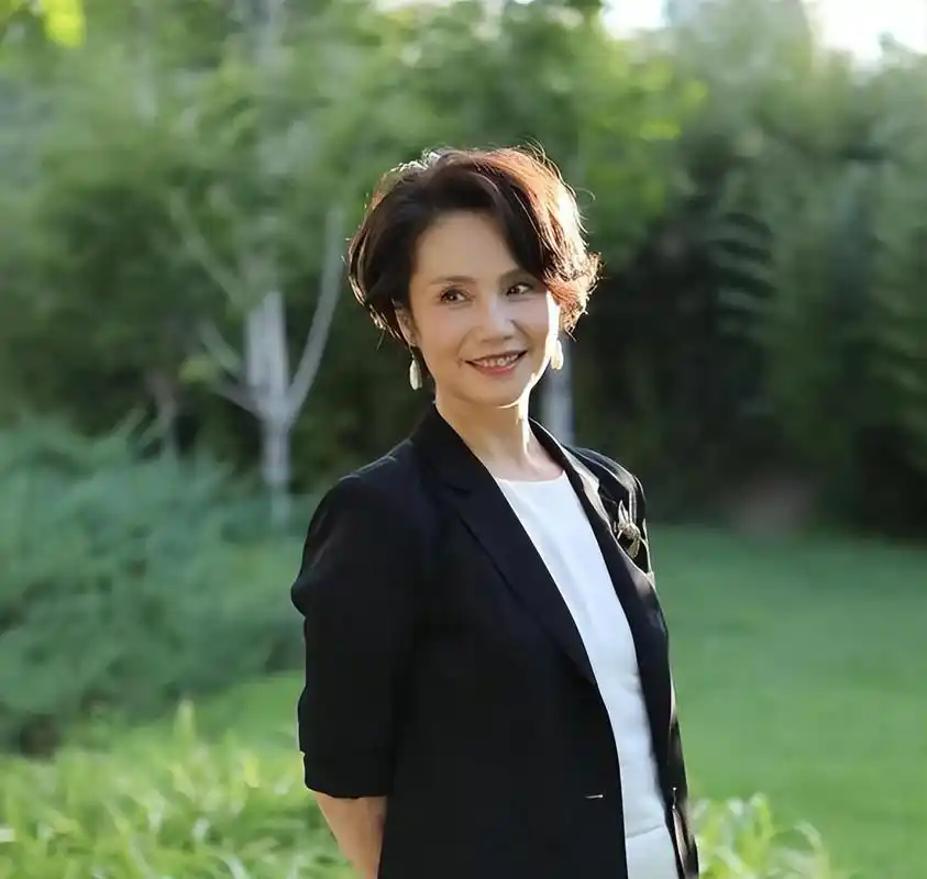 央视著名主持人徐俐:35再婚儿子在结婚证上的留言,让她泪目反思