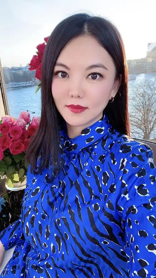 李湘直播卖房穿黑衬衫配粉色西装像城镇女企业家不愧是捞金狂