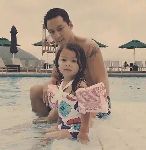 48岁吴彦祖被曝发福撞脸苏大强,粉丝晒照辟谣,与妻子感情状态成迷_性