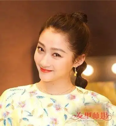 瓜子脸女生扎高马尾辫子造型 热推校园风梳扎发造型呈现_发型师姐