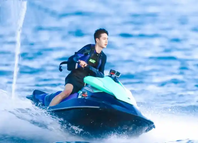 王一博的新综艺《夏日冲浪店》_高清图集_新浪网