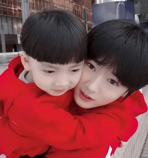 爸妈在台下为宋亚轩加油,宋爸大长腿很优越,年轻时颜值不输小宋_网易