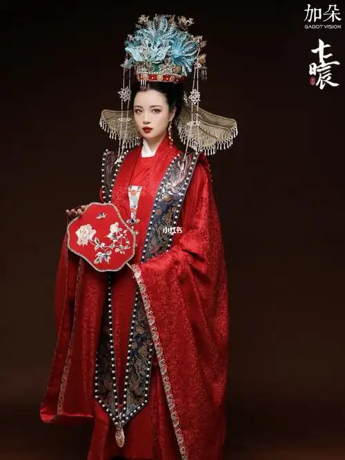 明制凤冠霞帔造型_汉服_婚纱照_明制汉服婚纱照_婚嫁_婚礼造型