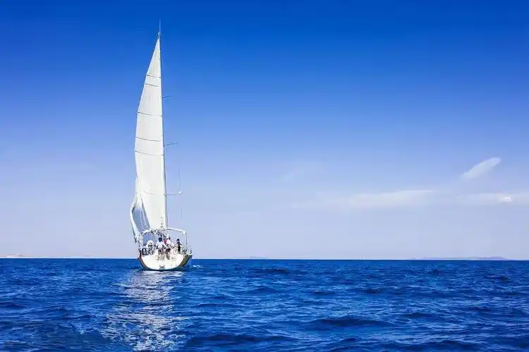 阳光,帆船,海浪……何等美景!