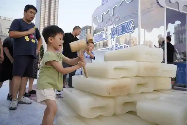 送宁波人民一支雪糕##宁波街头现巨型雪糕冰雕