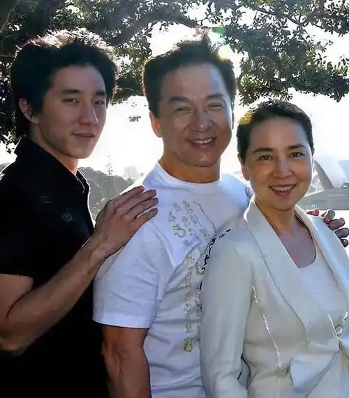 70岁成龙在加拿大拍戏,满头白发身姿挺拔,与老外合影眼神明亮