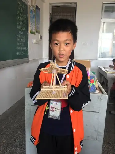 二(2)班孩子们的小制作,小发明.