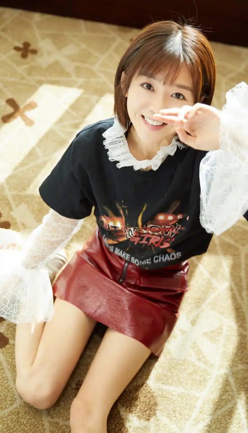 宋伊人短发配皮裙再现校花风采,陈飞宇粉色衬衫配蓝裤不娘超帅气