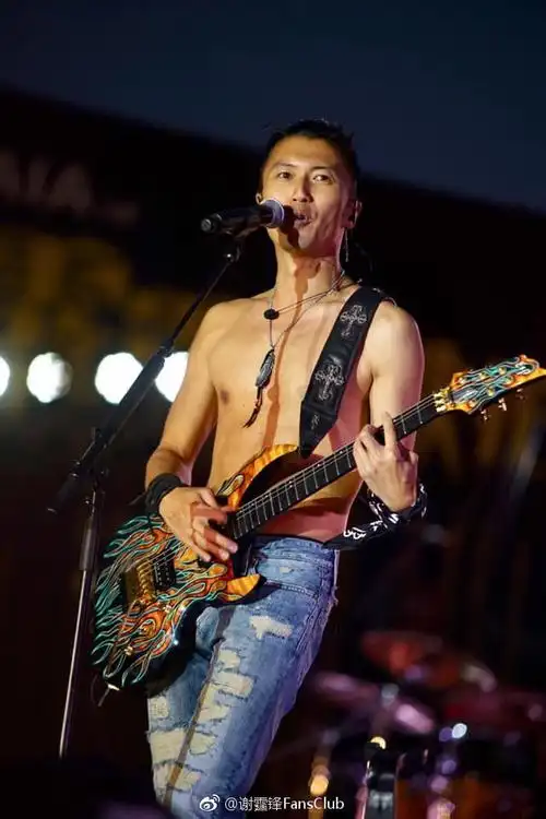 kao小谢在台上脱衣服了谢霆锋你给我出来开演唱会