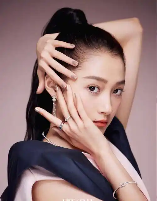 原创关晓彤秀封面大片高马尾蓝耳朵酷飒十足侯明昊这还是你的郡主吗