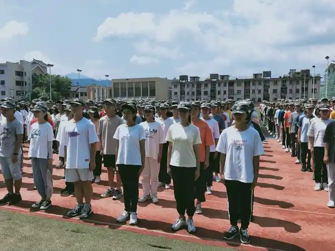 黄沙百战穿金甲——永定一中2020级高一军训胜利闭营,祝贺高一(7)班