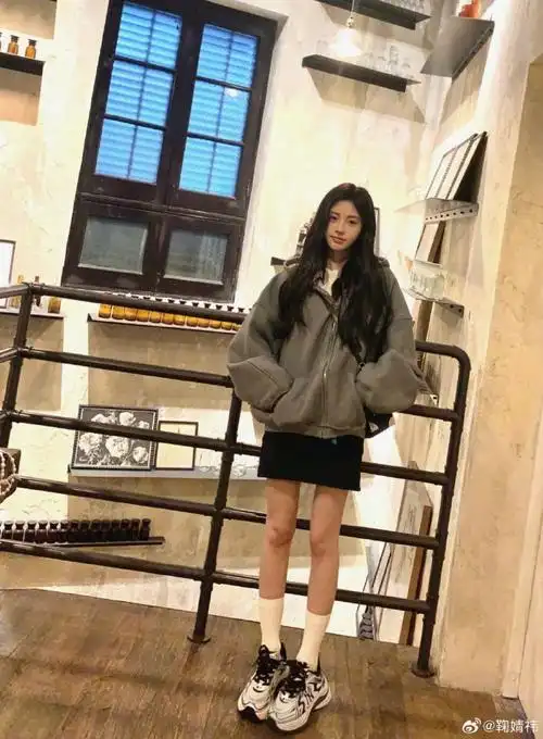 鞠婧祎灰色连帽衫短裤##鞠婧袆初秋露腿穿搭