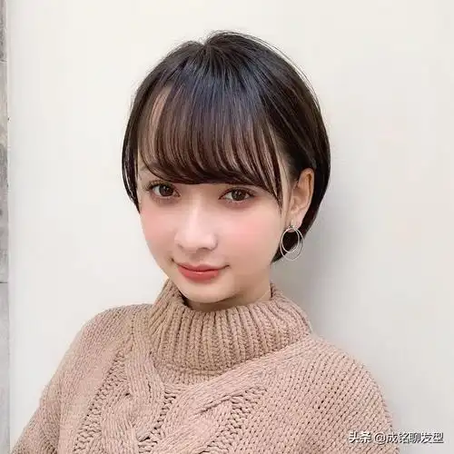 圆脸适合的发型图(适合圆脸短发发型)