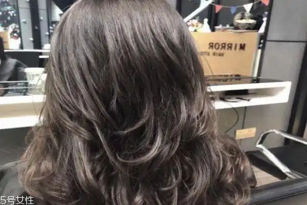 皮肤黑的人染金棕色的头发,"太阳"发色很适合皮肤黑的人,可以给人一种