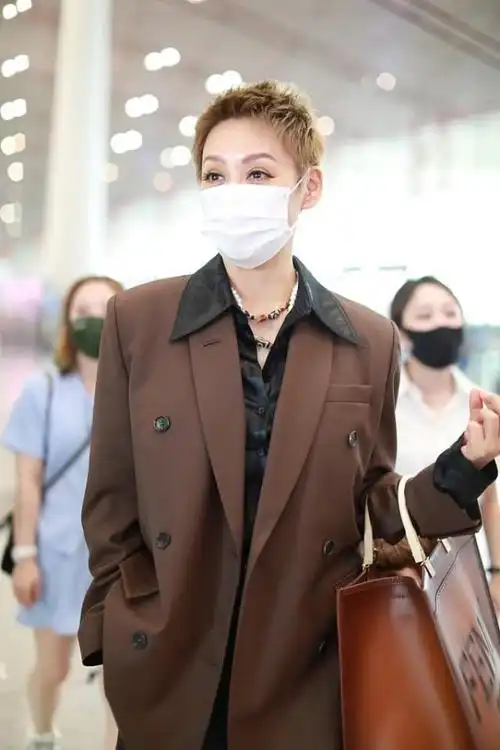 宁静时髦得不得了毛寸短发配帅气西装一把年纪气质大胆放得开