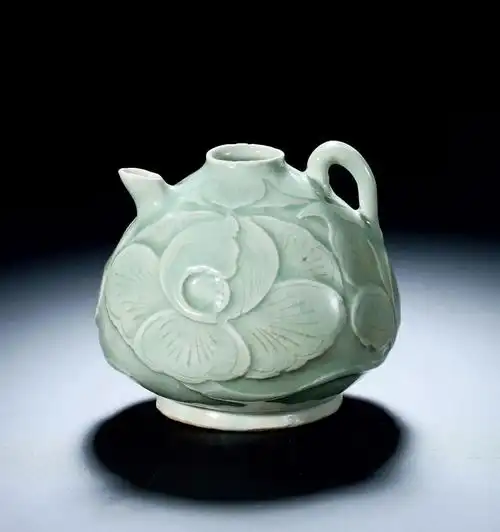 北宋 耀州窑刻花纹执壶成交价:hkd 2,950,000拍卖会:保利香港2019春季