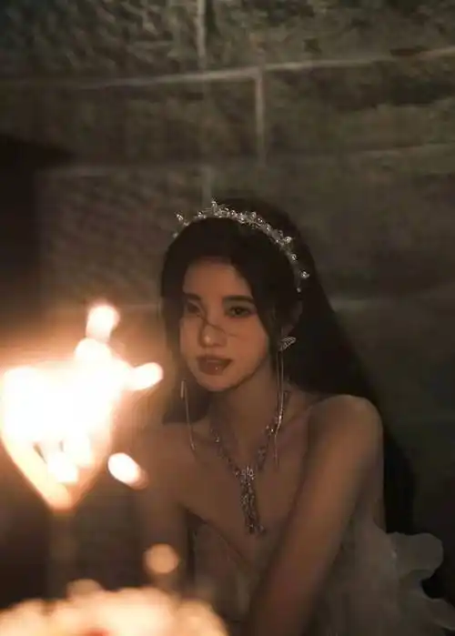 鞠婧祎生日晒写真,简约赫本风本该显高贵,却被万年不变的桃花妆毁了