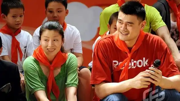 43岁姚明与妻子叶莉同框穿黑底花纹连衣裙网友换发型吧