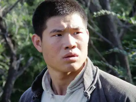 这当然是好听的说法,如果小时候的谢孟伟还能算得上精神,那么成年后