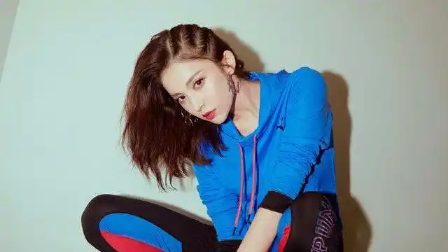 古力娜扎编发运动造型活力十足 跳健身操变元气girl