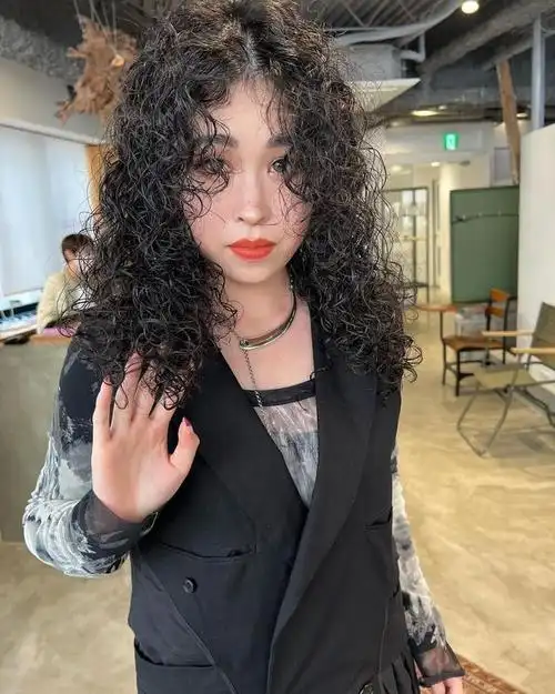 时尚前探的齐刘海小卷发时尚前探的齐刘海小卷发是一种前卫而个性的