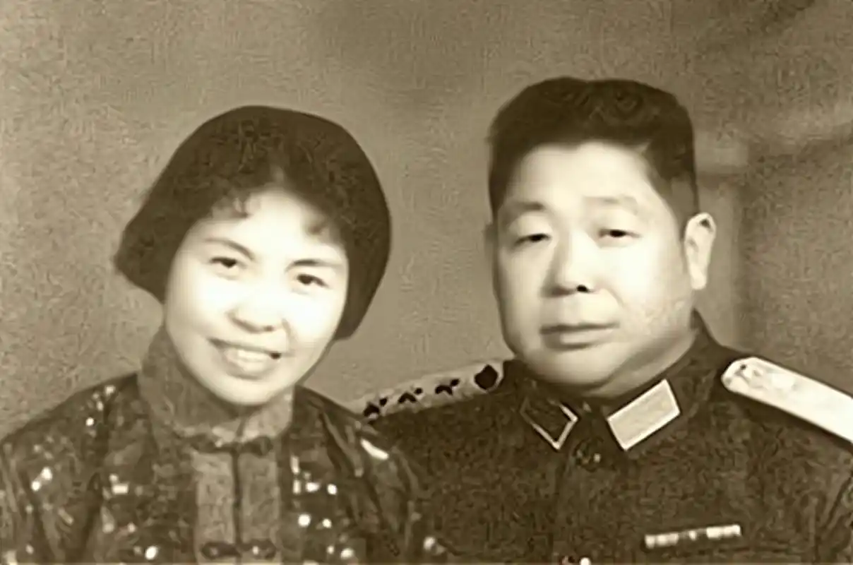 1965年,这张沈阳军区司令员陈锡联将军与夫人王璇梅的合影展现了将军