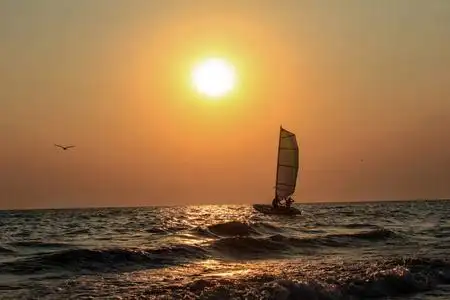 背景设置太阳的帆船照片